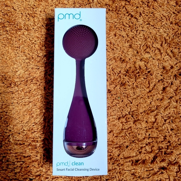pmd clean Smart Facial Cleansing Device Berry Silicone Face Brush BNWT Sealed - Picture 6 of 7